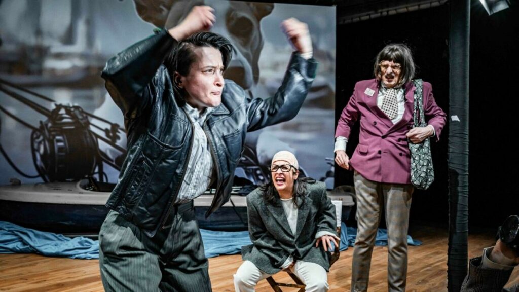 Am Ende wälzt sich Sarah Kane in Kraut