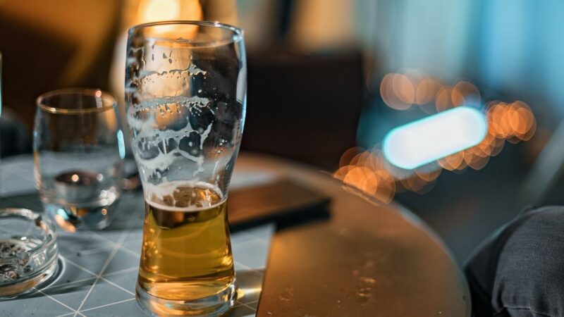 Auseinandersetzung mit Bierglas eskaliert: 24-Jähriger verletzt 8 Personen