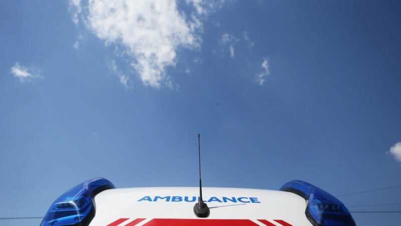 Autofahrer dreht sich zu Baby um und kracht gegen bremsenden Pkw