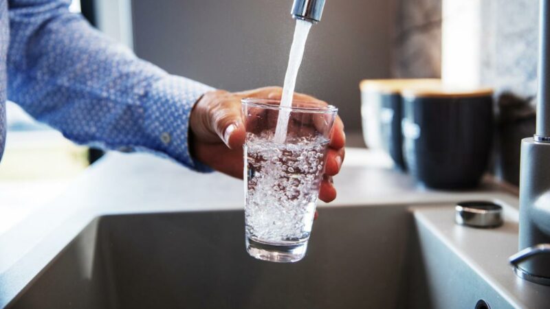 Das ewige Gift in Trinkwasser und Bekleidung