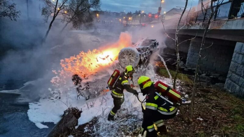 Dramatischer Unfall in NÖ: Elektroauto brennt nach Sturz in Fluss