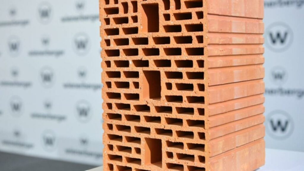 “Dümmer als ein Sack Ziegel”?: Wienerberger kontert Elon Musk