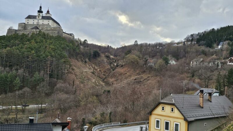 Forchtenstein: Rund 2.500 Lkw-Fahrten, um Hangrutschung zu stoppen
