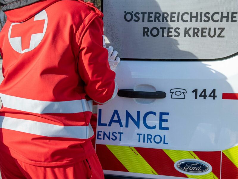 Frau bei Veranstaltung im Skigebiet Serfaus von Motorschlitten erfasst