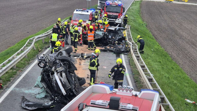 Frontalcrash auf Brücke im Wiener Umland fordert 2 Schwerverletzte
