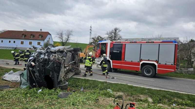 Frontalkollision: Drei Hubschrauber bei Crash im Bezirk Melk
