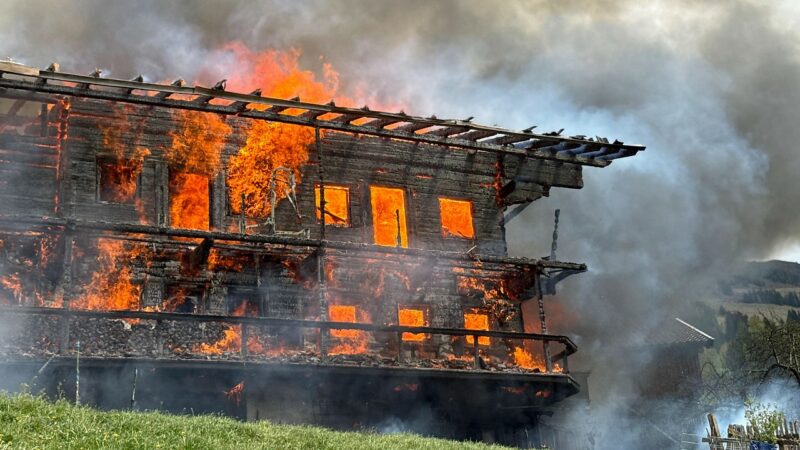 Großbrand in Tirol: Bauernhaus völlig zerstört