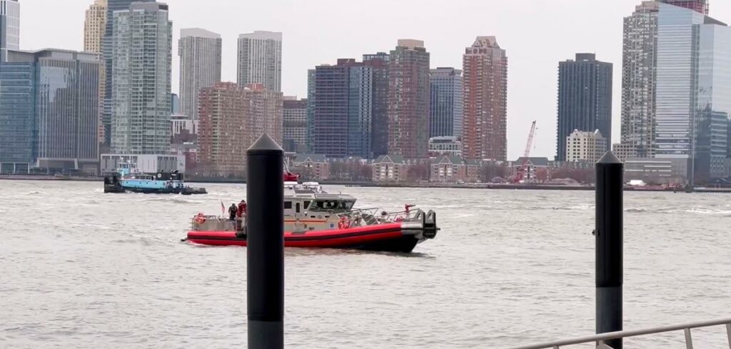 Hubschrauber stürzt in New York City in Hudson River