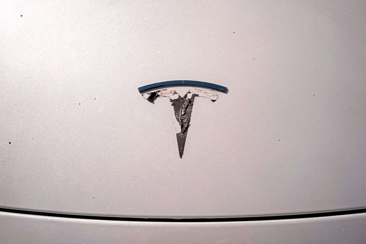 Kilometerzähler manipuliert? Klage gegen Tesla