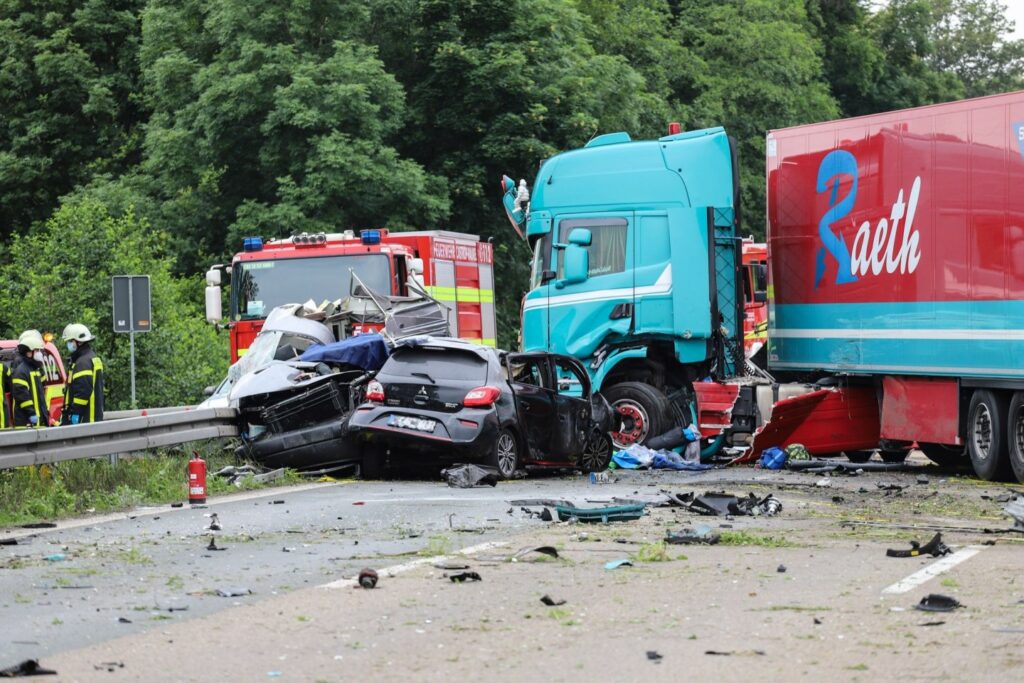 Kleinbus prallt auf Lkw auf der A2: Mehrere Tote
