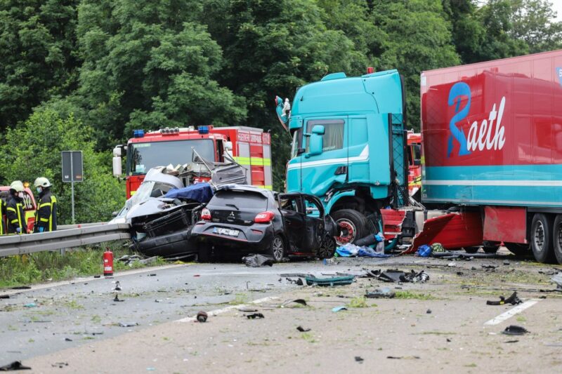 Kleinbus prallt auf Lkw auf der A2: Mehrere Tote