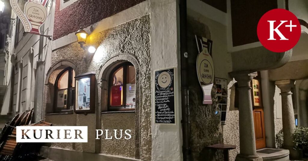 Kleiner griechischer Fels in der Brandung am Linzer Hofberg