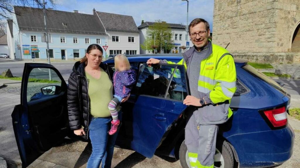 Kleinkind in St. Valentin aus versperrtem Auto befreit