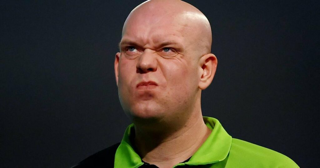 Kurios: Darts-Star verletzt sich bei T-Shirt-Anprobe