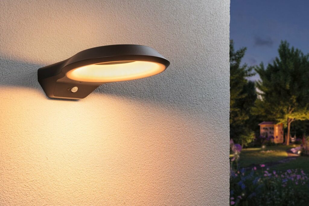 Lichtakzente im Garten: Von warm-weiß bis insektenfreundlich