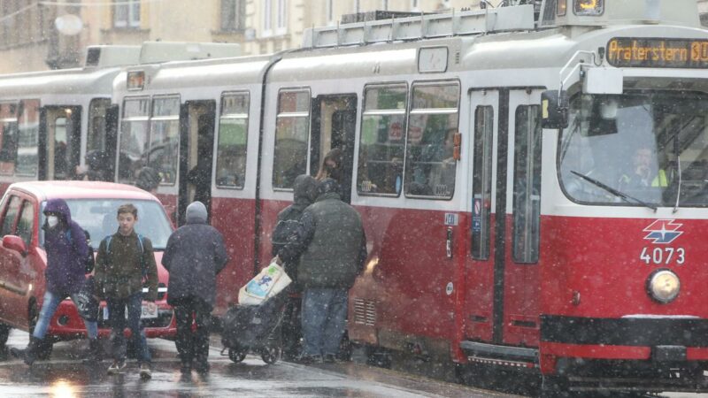 Lkw fuhr in Straßenbahn-Oberleitung: Linie 5 unterbrochen