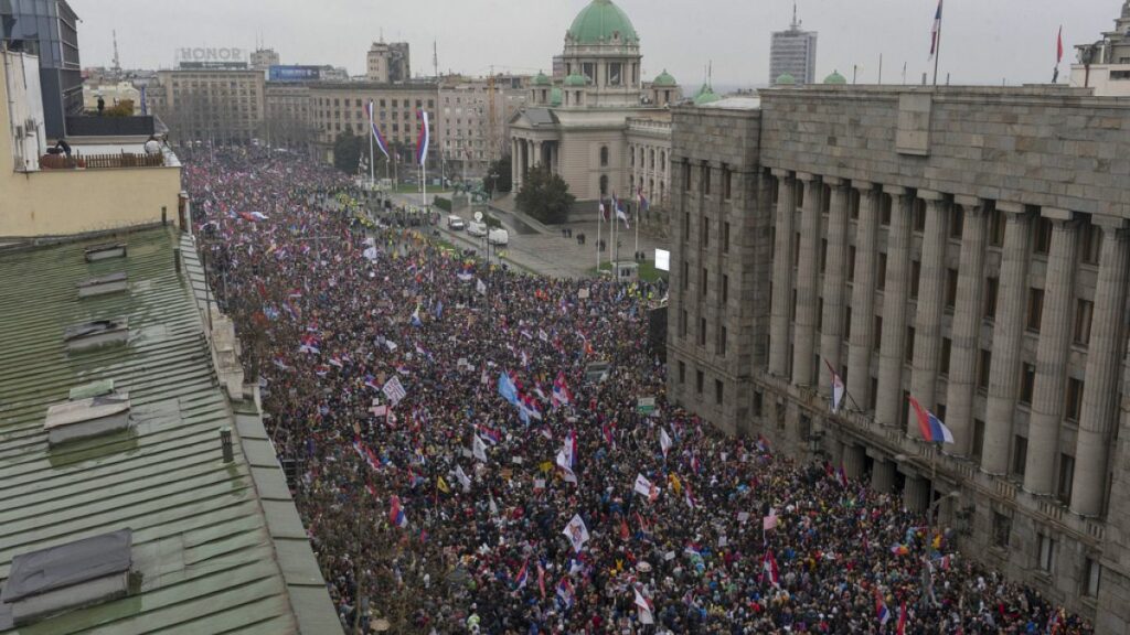 Massendemonstration für serbischen Präsidenten Vučić in Belgrad