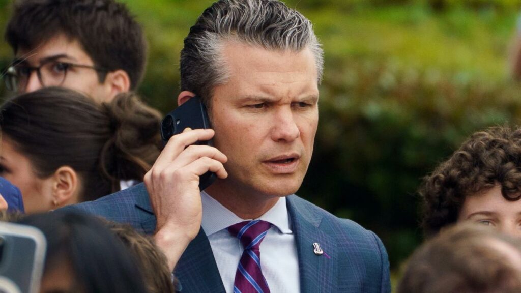 Nach Chat-Affäre: Hegseth teilt aus – Moderator nennt ihn “Ex-Minister”