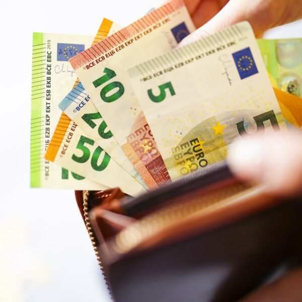 Nationalbank will Bezahlen mit Bargeld rechtlich absichern