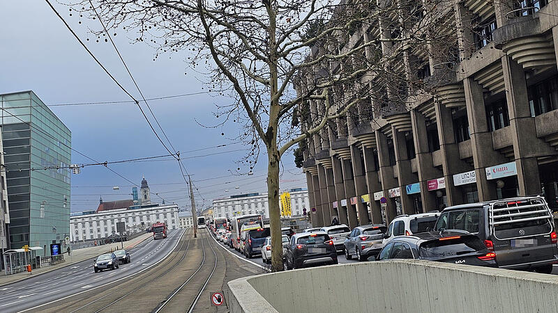 Neuer Radweg auf der Nibelungenbrücke: Wer ist schuld am Stau in Linz?