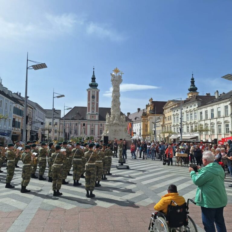 NÖ: Militärmusik rückte für den Osterhasen und arme Kinder aus
