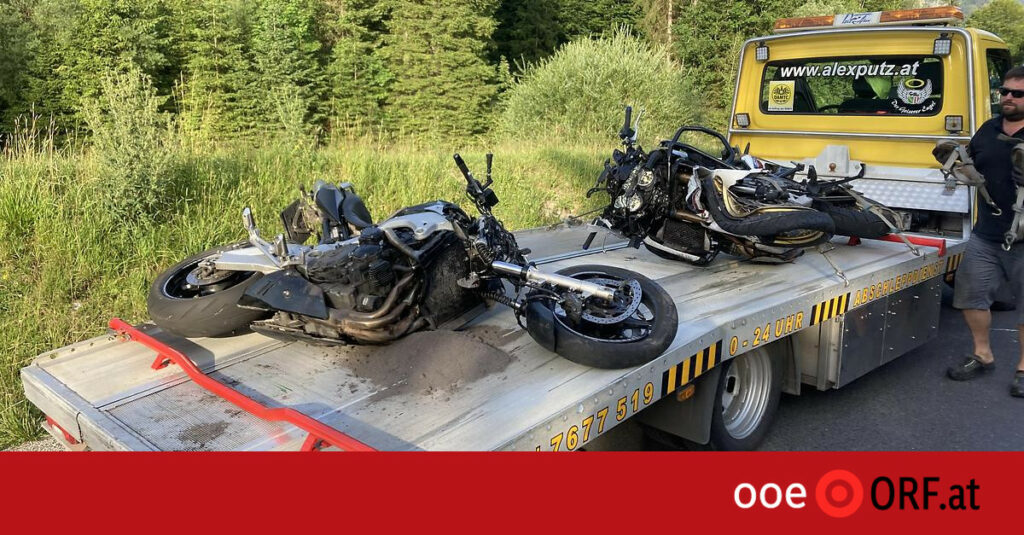 OÖ: Zwei Motorradlenker stießen frontal zusammen