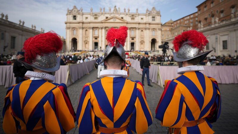 Ostermesse beginnt ohne den Papst