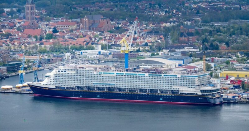 Platz für 6.000 Passagiere: Mega-Kreuzfahrtschiff verlässt Dock