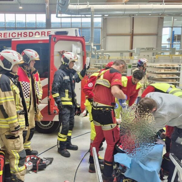 Schwerverletzter nach Arbeitsunfall: Mann in Maschine eingeklemmt