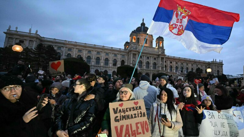 Serbischer Protest in Wien: Lichtermeer bei Raddemo