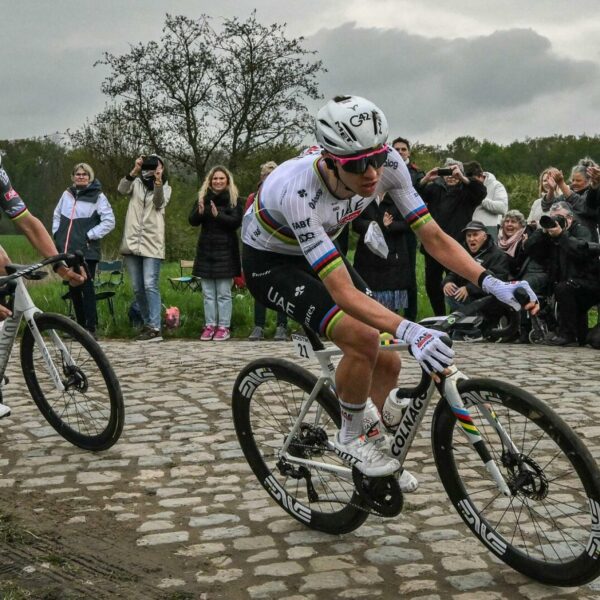 Sturz und Defekt: Pogacar kann Paris–Roubaix nicht gewinnen