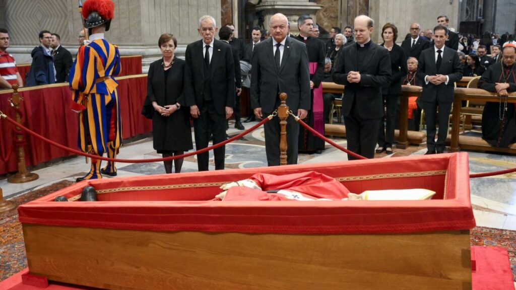 Van der Bellen und Stocker erweisen aufgebahrtem Papst letzte Ehre