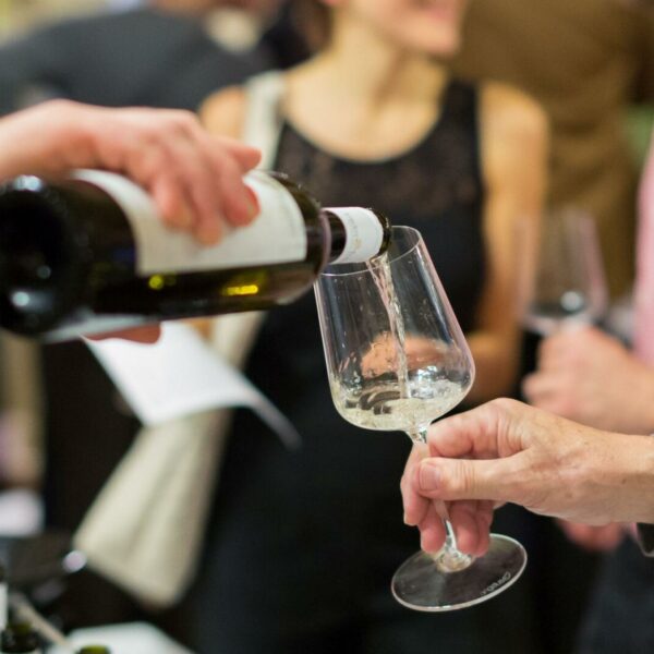Wein & Co verringert nach Neuausrichtung Verlust deutlich