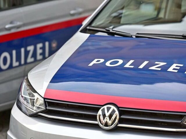Zugbegleiter in OÖ von Fahrgast verletzt: Polizei sucht nach Täter