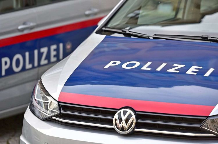 Zugbegleiter in OÖ von Fahrgast verletzt: Polizei sucht nach Täter