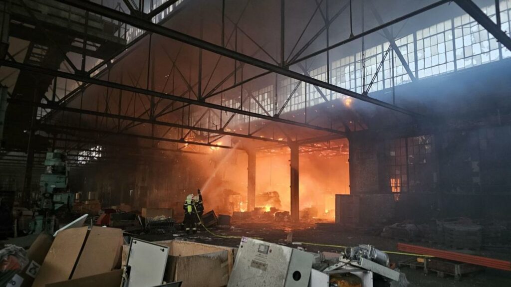 Brand in Lagerhalle: Großeinsatz für FF Wiener Neustadt