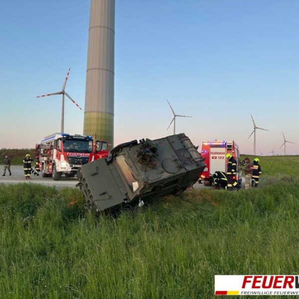Burgenland: Umgekippter Radpanzer von Feuerwehr geborgen