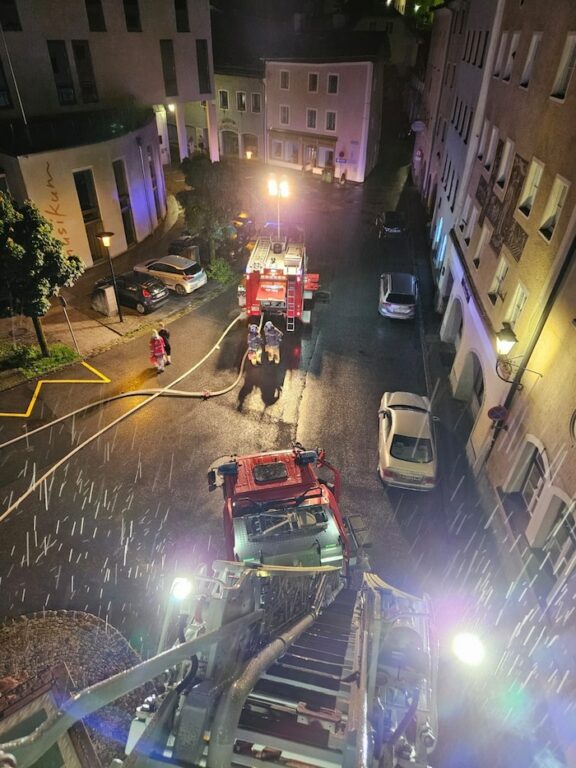 Drei Verletzte bei Kellerbrand in der Altstadt von Hallein