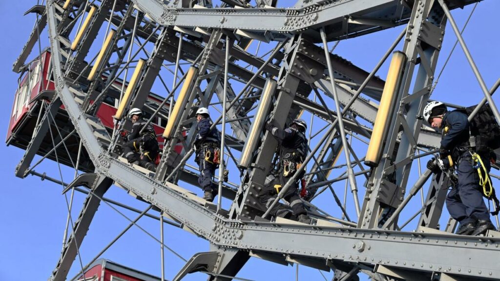 Feuerwehr-Einsatz auf dem Riesenrad: Training in luftiger Höhe