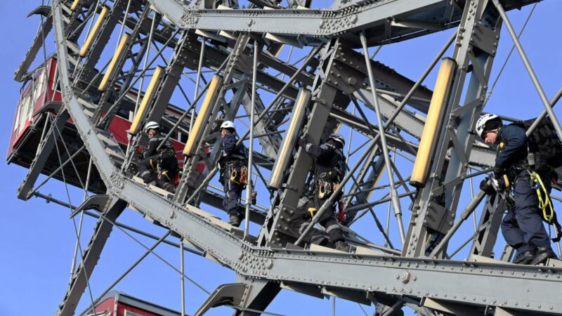 Feuerwehr-Einsatz auf dem Riesenrad: Training in luftiger Höhe