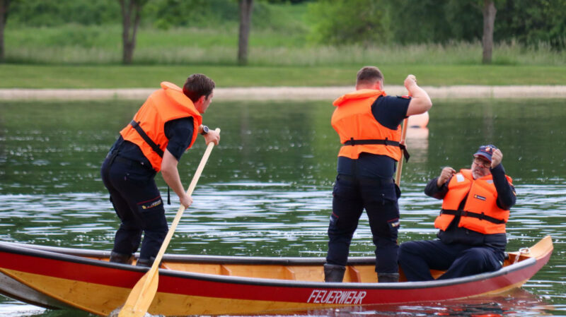 Feuerwehr trainiert mit Zillen im Badesee in Burg
