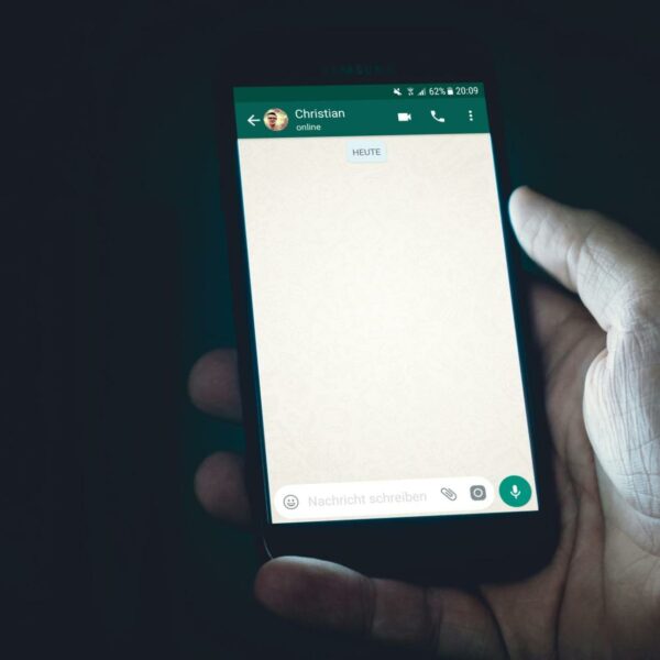 Frau plant Party für Ehemann und entdeckt schockierenden WhatsApp-Chat