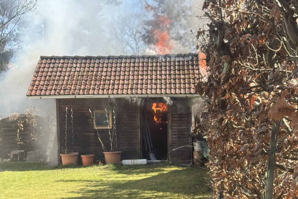 Gartenhütte in Vollbrand forderte die Feuerwehren