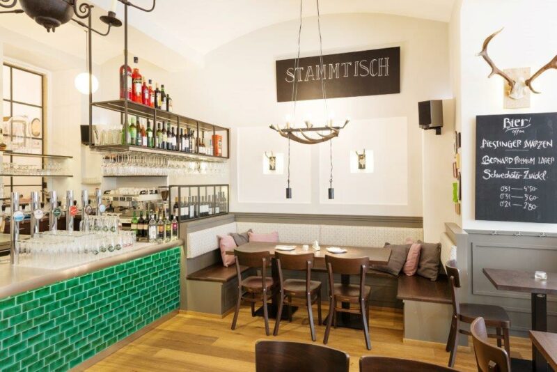 Gastwirtschaft im Durchhaus: Einzigartiger, begrünter Gastgarten mitten in Wien