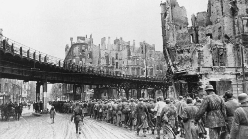 Geschichte um Mitternacht: Wie der Zweite Weltkrieg vor 80 Jahren in Berlin endete