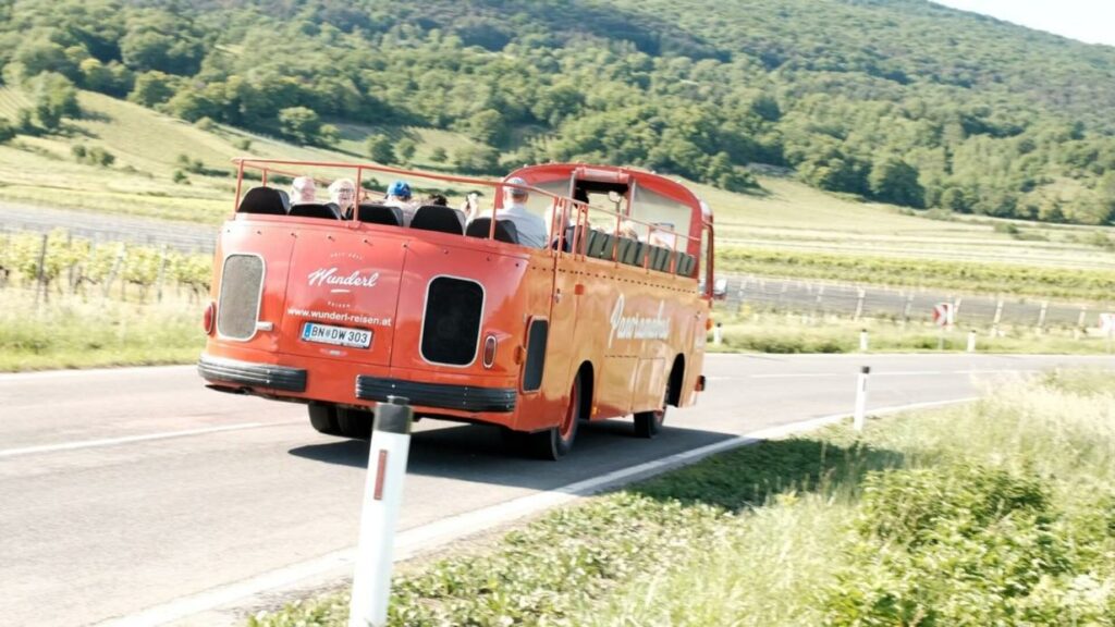 Im Oldtimerbus durch die Thermenregion: Genuss-Tour startet am 31. Mai