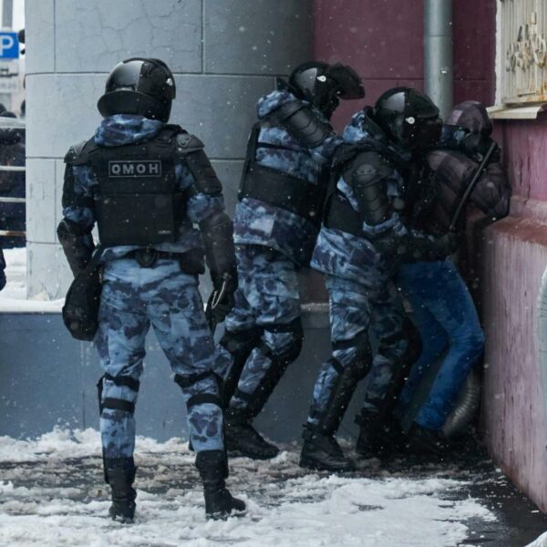 In Handschellen abgeführt: Immer mehr Promis werden Opfer von Swatting