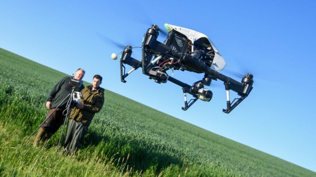 Jäger im Drohneneinsatz, um Rehkitze vor Tod zu bewahren