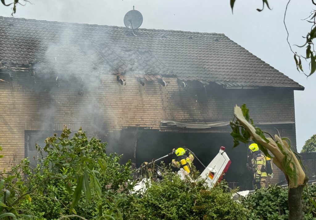 Kleinflugzeug krachte in Wohnhaus: Zwei Tote