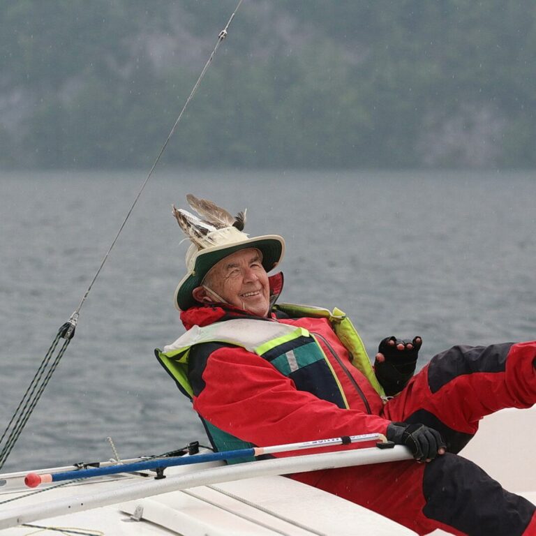 Letzter Kurs für Ernst ‘Flossi’ Felsecker: Abschied bei der Segel-WM am Traunsee Letzter Kurs für Ernst ‘Flossi’ Felsecker: Abschied bei der Segel-WM am Traunsee